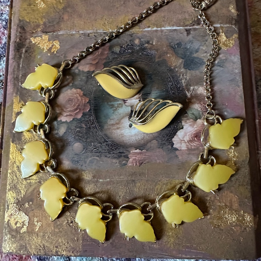 VINTAGE Yellow Leaf Necklace and Clip-On Earrings Set!!